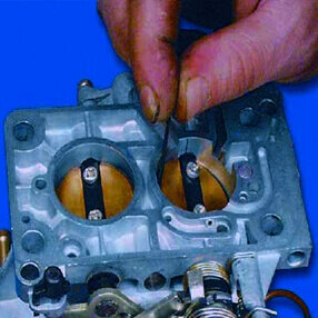 При долговременной эксплуатации, карбюратор не нуждается в регулярном промывании снаружи. Необходимость возникает только в случае сильного загрязнения подвижных механизмов, и то лишь в том случае, если в результате загрязнения нарушится свобода подвижности деталей, также очистку карбюратора нужно провести перед настройкой или ремонтом.