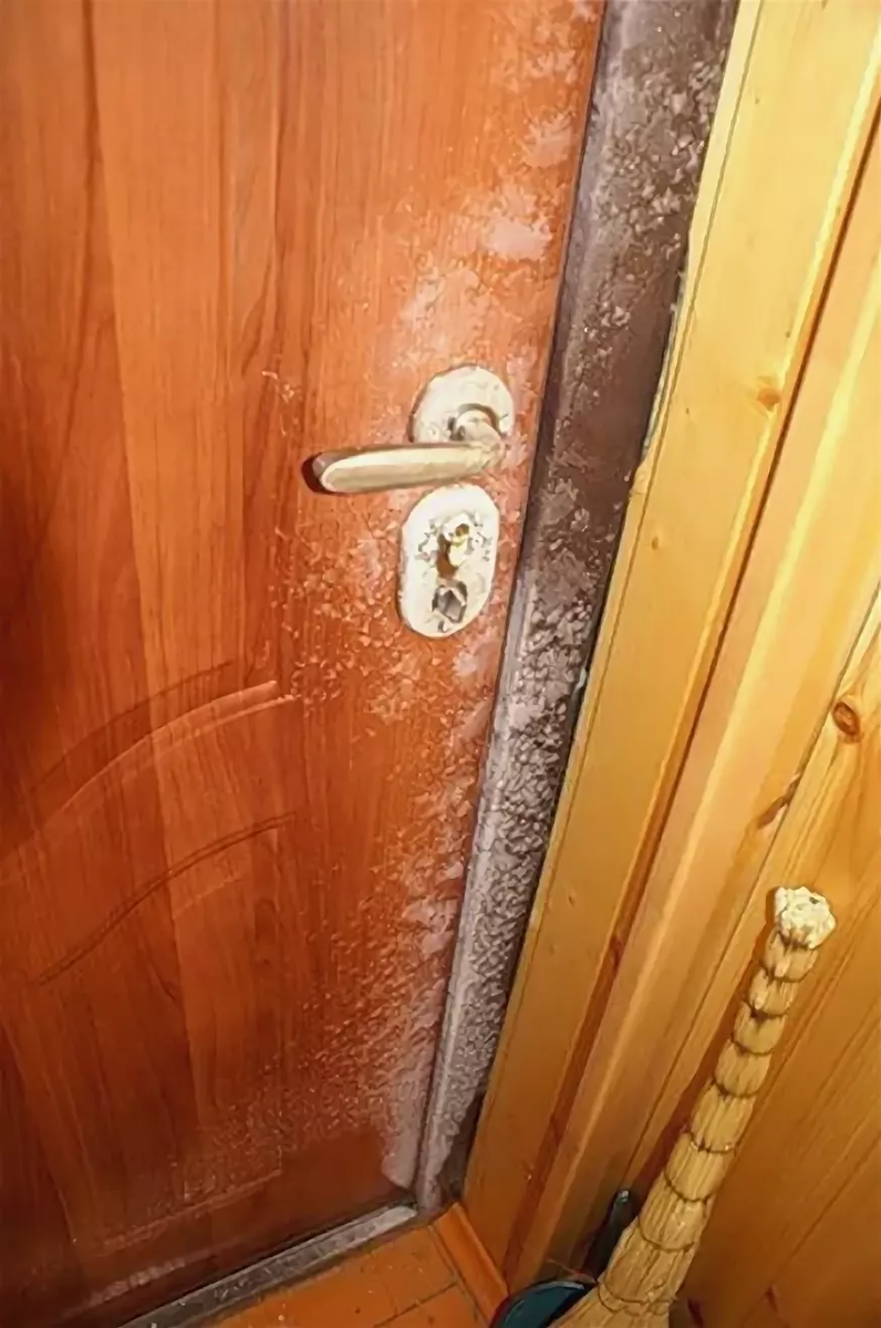 Дверь сильно хлопает. Обмерзает металлическая входная дверь. Металлическая дверь промерзает. Промерзает металлическая входная дверь. Утеплитель для деревянных дверей.