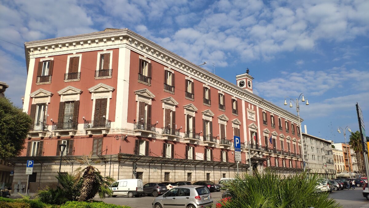 Итальянские города. Corso Vittorio Emanuele в Бари. Палаццо делла Префеттура.