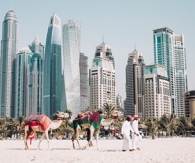 Дубай - это волнующее сочетание традиций и футуристического видения, окутанного пустынным великолепием.
