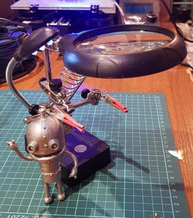 Третья рука с лупой, подсветкой и держателем паяльника.