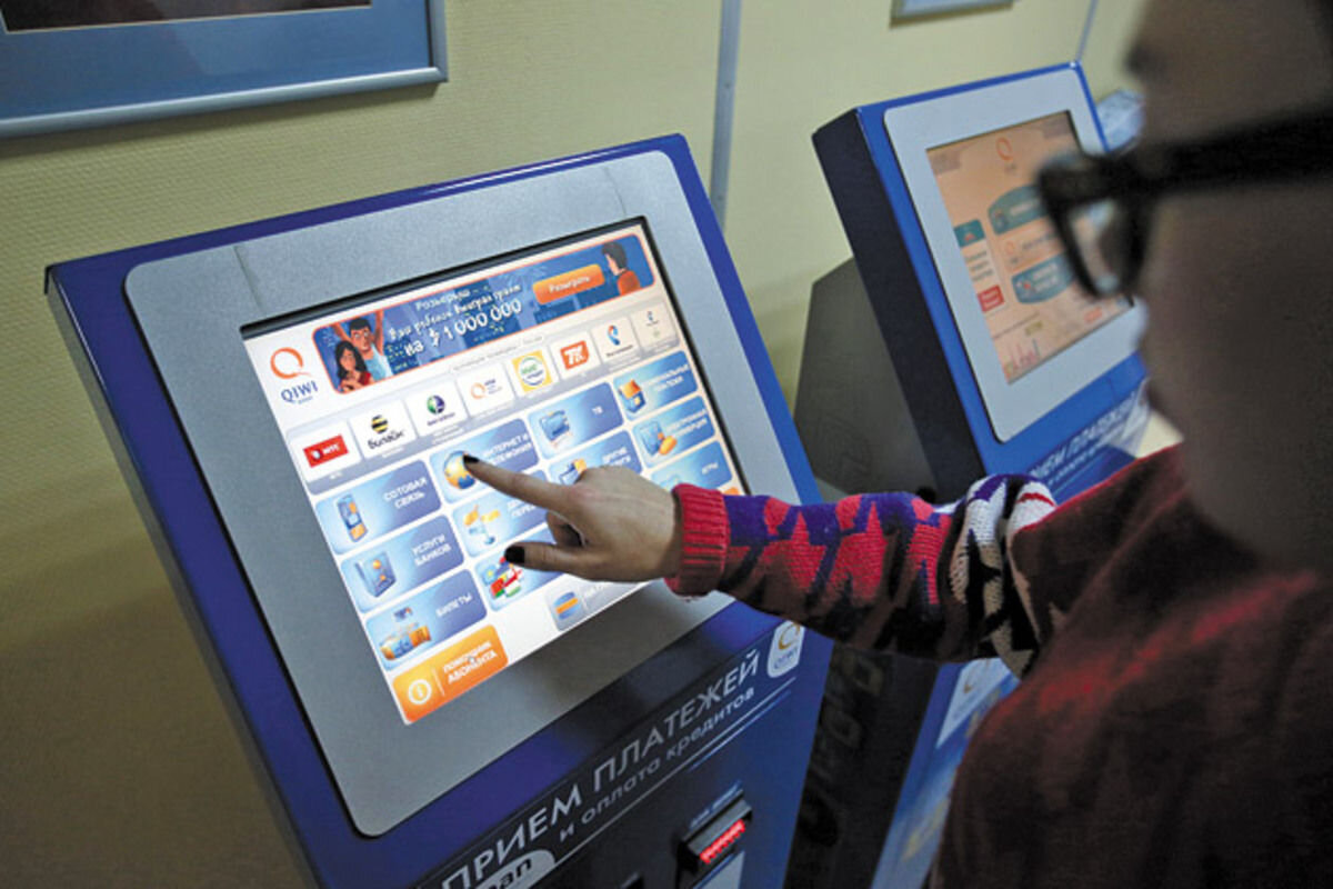 Я пересчитала все  кармашки моей сумки - их было шестнадцать...  Пятнадцать из них были обшарены и вывернуты рукой карманника.  Деньги лежали в шестнадцатом.