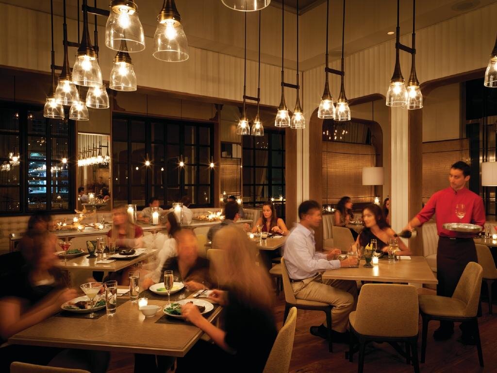 Интересные потолки. Ресторан с умеренными ценами. Ресторан с умеренными ценами. Интерьер ресторана с людьми. Интерьер кафе.