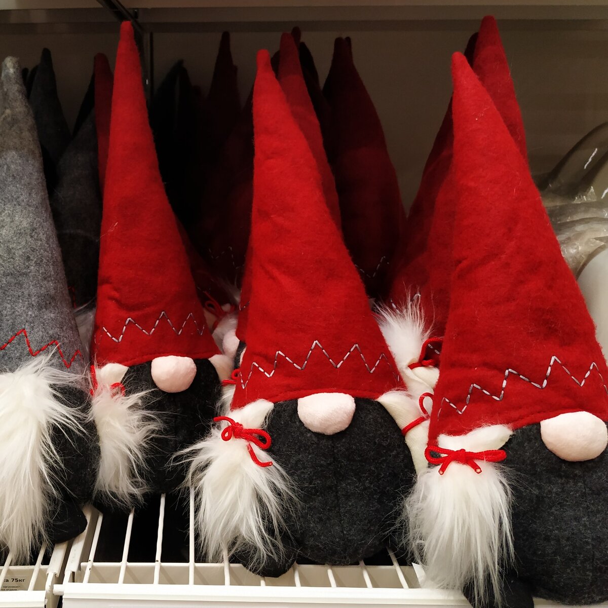 Фото моё личное. Натяну красный колпак пониже, до кончика носа. Чтобы не спрашивали пенсионный.