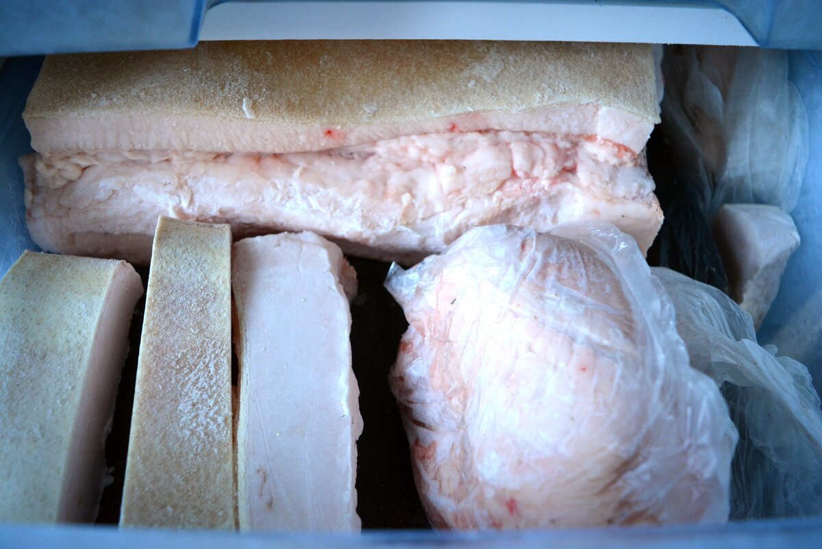 мой сегодняшний запас в морозилке, а справа бараний курдюк - самый вкусный плов делаю только с ним!