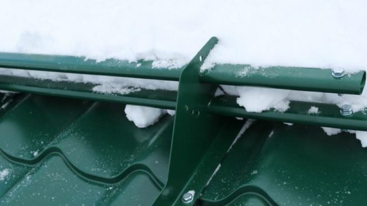 Как сделать простые снегозадержатели на крышу своими руками: чтобы снег не сломал водосток или козырек и не свалился на…