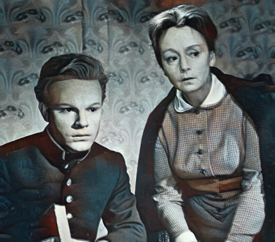 здесь и далее - кадры из советского художественного фильма "Сердце матери"