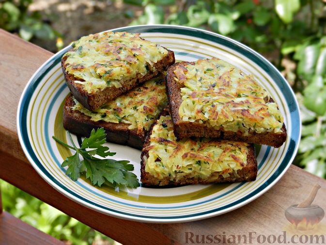 хлеб ржаной, картофель, яйца, чеснок, зелень, соль, перец, масло растительное