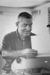 На фото Уильям Чарльз Кейсинг. Он любил писать книги. Уильям их написал очень много на разные темы.  Фото взято из Яндекс.Картинки