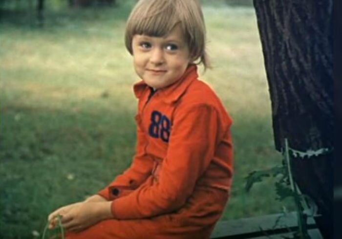 Анна Михалкова в детстве

Анна с детства привыкла к повышенному вниманию прессы, ведь она – представительница пятого поколения творческой династии, известной и в нашей стране, и за рубежом. Она знала, что ее фамилия ко многому обязывает, ей с ранних лет была задана высокая планка. Анна не раз признавалась в том, что выйти из тени именитых родственников было сложно, но она никогда не хотела оставаться просто «дочерью Михалкова». Все детство Анна провела за кулисами и на съемочной площадке и уже тогда решила, что станет актрисой. Впервые перед камерами она оказалась в 6 лет – тогда ее отец начал снимать документальный фильм «Анна», в котором запечатлел этапы взросления дочери с 6 до 18 лет.