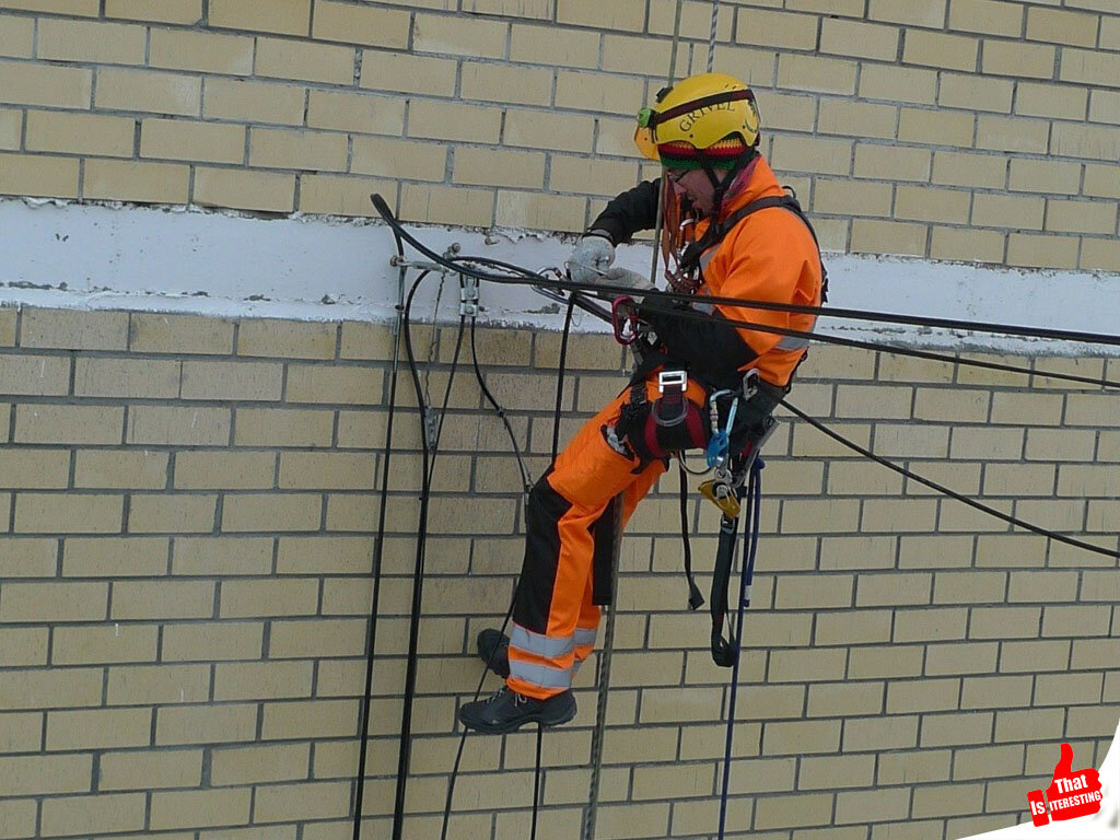 Также, возможен монтаж проводов напрямую, с помощью монтажников-высотников