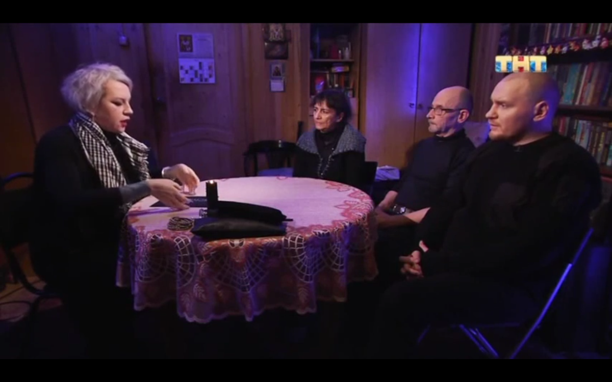 За столом в квартире родителей Вилма.