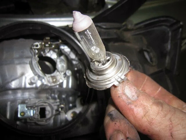 Регулировка стержня контакта ксеноновой лампы. Лампочка на регуляторе напряжения горит постоянно. Лампы приборной панели мотоцикла хонда 919. Сигнализация мопед альфа alarm. И менять сгоревшие лампочки.