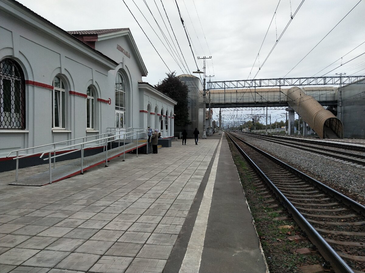 Ленинградский ход в Лихославле и типовой вокзальчик второй половины 50-х.
