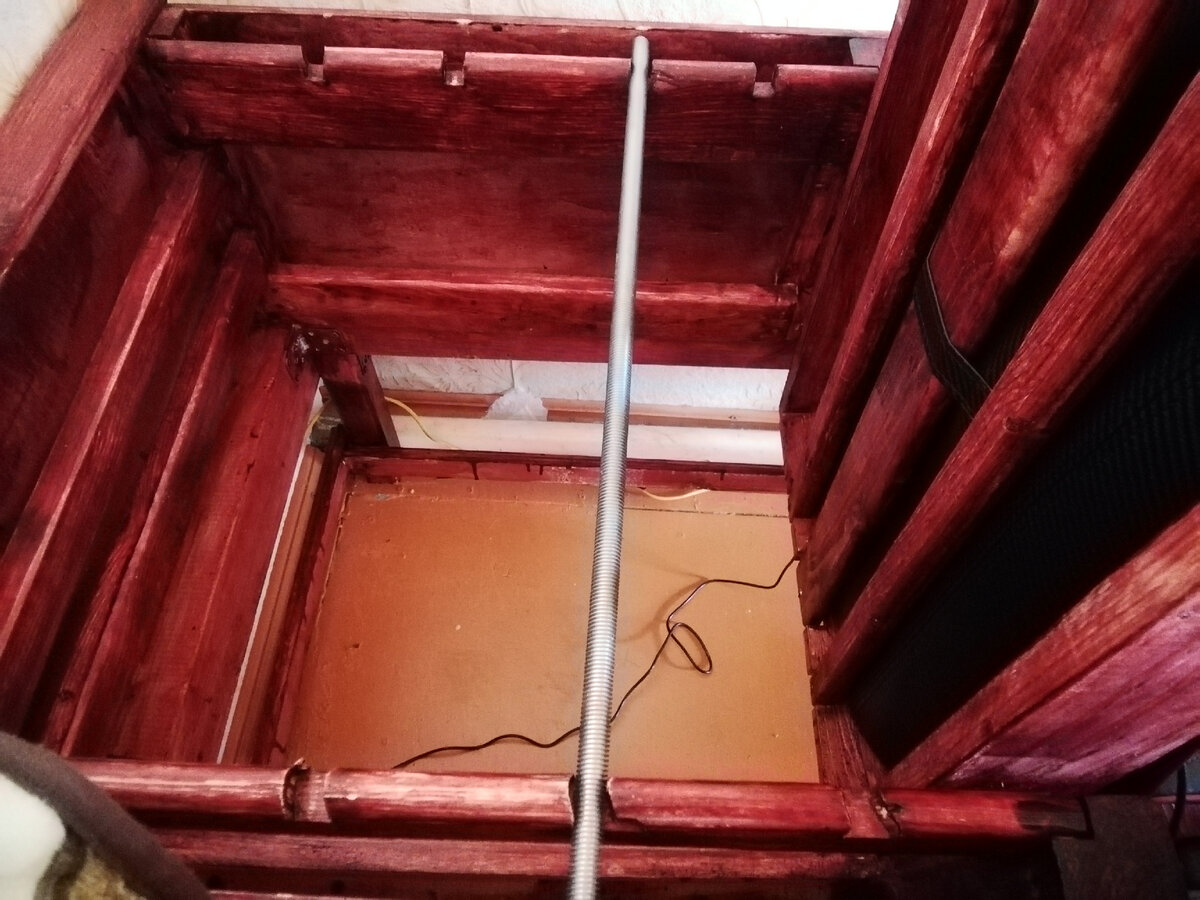 Вид с "изнанки" Меняя положение стержня в пазиках,                                                                                                                                                                                                                                                                                                                                                                                                                                                                                                                                                                                                                                                                                                                                              можно регулировать  и положение спинки.