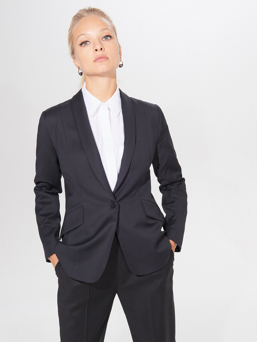 Шерстяной пиджак 4 999 RUB СОСТАВ Внешняя сторона: 100% ШЕРСТЬ Подкладка: 52% ПОЛИЭСТЕР, 48% АЦЕТАТ . Фото с сайта www.mohito.com/ru/ru