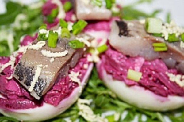 Продукты (на 4 порции) Яйца крупные (отварные) – 6 шт.
Филе сельди слабосоленой – 60 г
Свекла (отварная) – 80 г
Лук зеленый – 2 шт. (по вкусу)
Майонез – 2 ст. ложки
Соль - по вкусу
Перец черный молотый – по вкусу
Зелень свежая - для подачи и украшения
