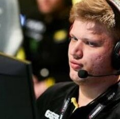 Игрок состава Natus Vincere по CS:GO Александр s1mple Костылев получил бан канала на Twitch. По неподтвержденным данным, это случилось после того, как он произнес запрещенное на платформе слово в прямом эфире. 

Это уже вторая блокировка канала Костылева на Twitch. В августе 2019 года он получил временный бан за «разжигание ненависти к человеку или группе лиц», когда в шутливой форме оскорбил тиммейта Кирилла Boombl4 Михайлова. В прошлый раз блокировка продлилась неделю. Как долго будет действовать нынешний бан — неизвестно.

На Twitch действует правило, по которому канал получает постоянный бан после трех нарушений. У игрока NAVI их уже два.