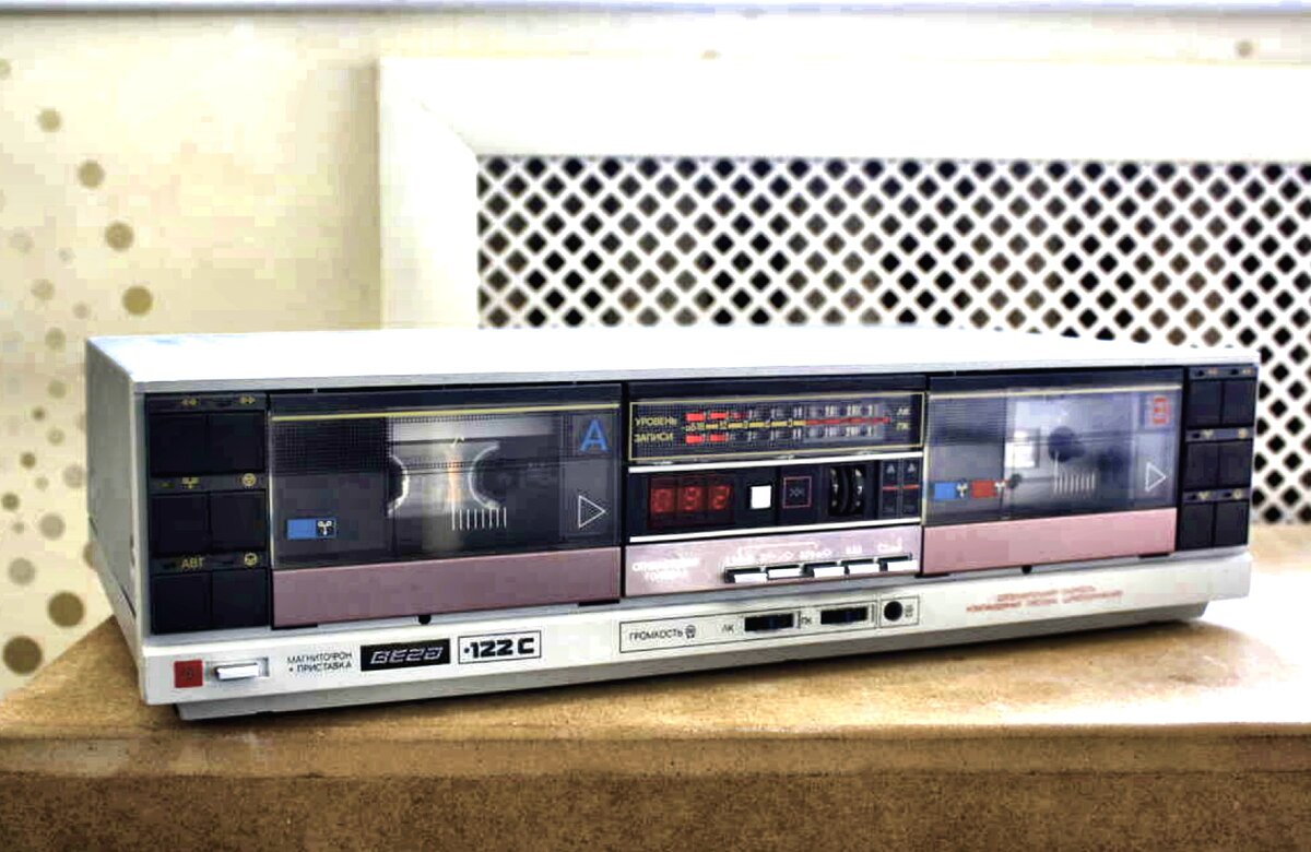 Магнитофон-приставка "Вега 122-С" имел качественный и надежный корпус.