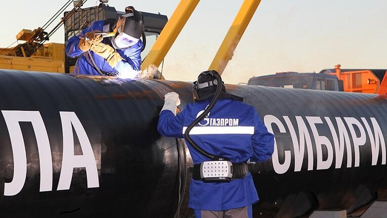 Громким обсуждением была сегодня встречена новость о запуске газопровода в Китай, начало строительство которого было положено в 2014 году.  Фото: Известия (с).