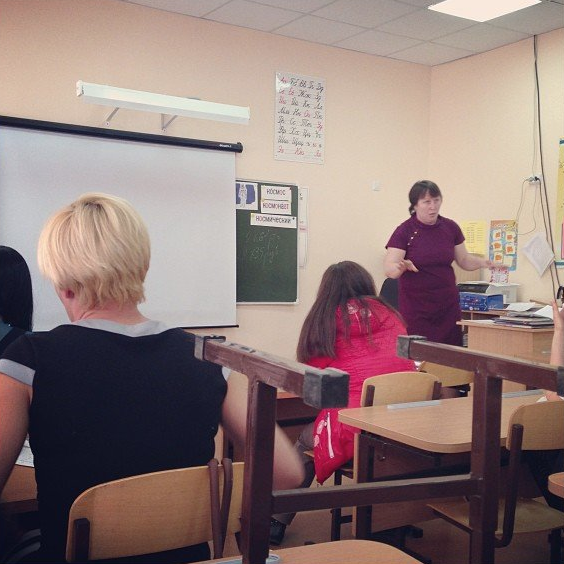 Стандартное оборудование российских классных комнат в школах. Фото взято из открытого источника в сети интернет