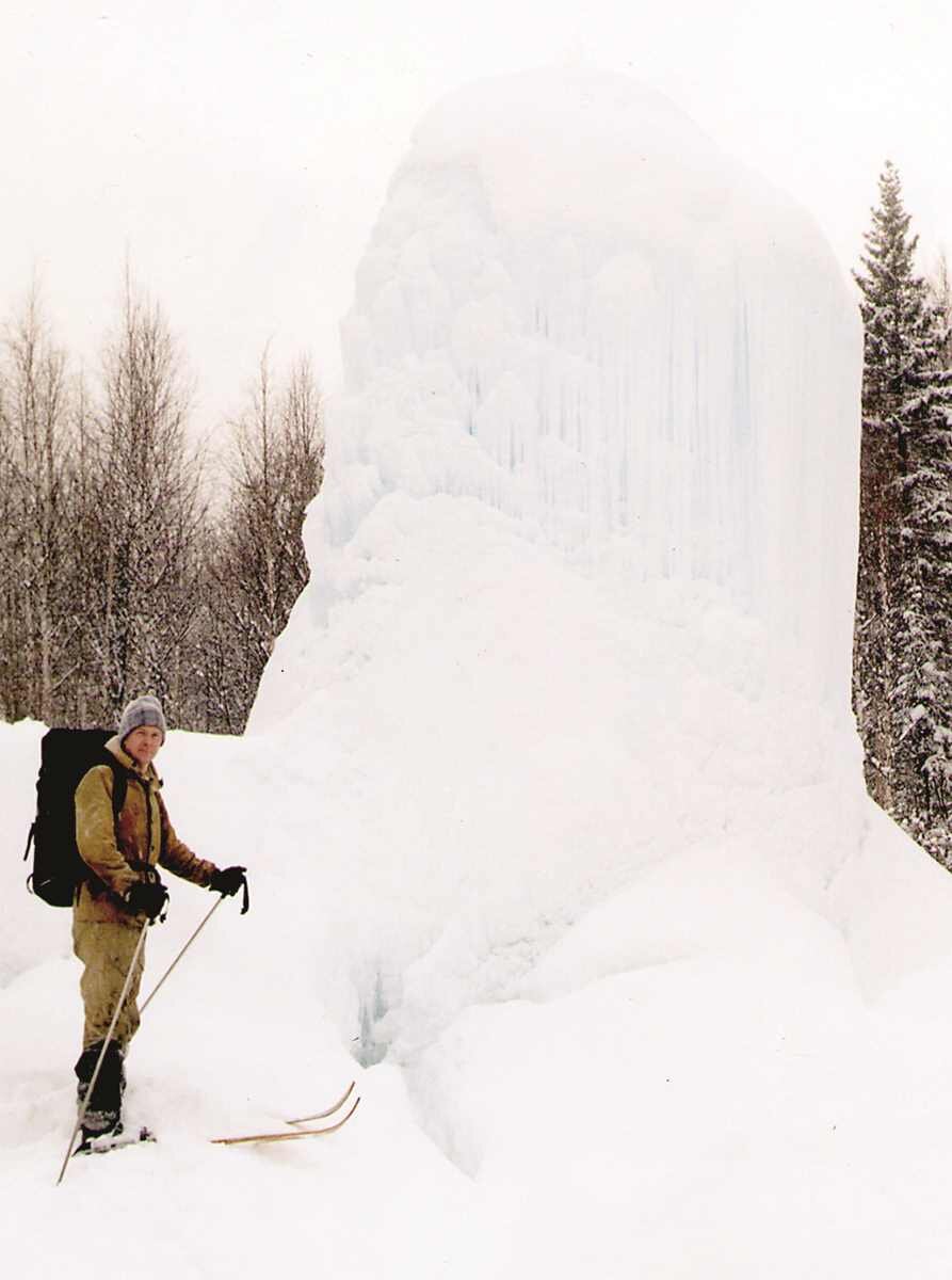 2001 Ледяной фонтан Национального парка Зюраткуль,  Фото Михаила Канова. Уральский следопыт 2019 декабрь