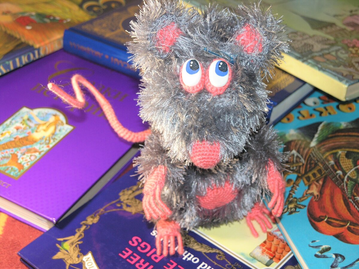 Мышонок Пуфф (больше похож на крыску) связан по описанию Веры Прялки-Вязалки на форуме ami.guru