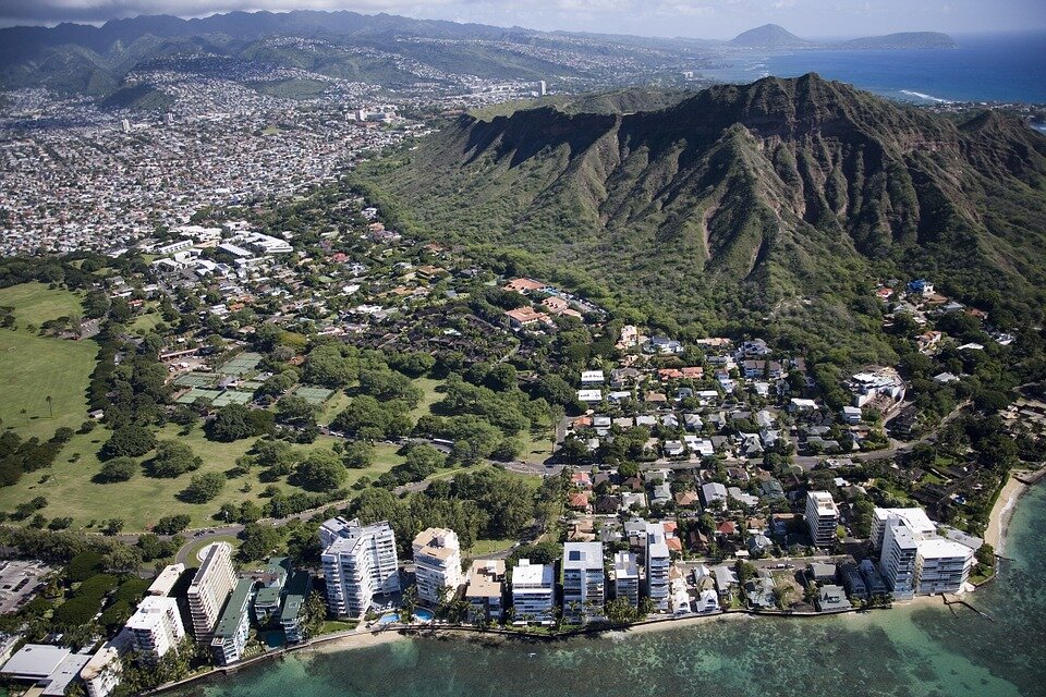 https://cdn.pixabay.com/photo/2014/12/27/15/10/waikiki-beach-581102_960_720.jpg