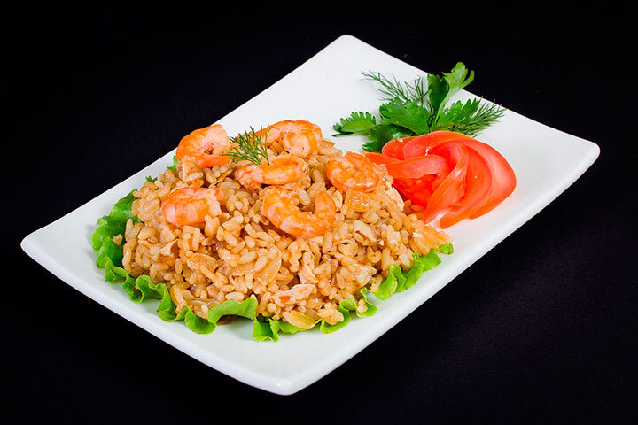 Создаем новогоднюю атмосферу при помощи вкусностей. 
 Горячие эксклюзивные блюда на Новый  год, выбирайте, готовьте, наслаждайтесь!
 Начинаем с легких креветок
 Можно  смело утверждать, что из всех морепродуктов креветки – самый популярный  и любимый. Не удивительно, что ассортимент закусок с креветками широк  необычайно.
Приготовить такую закуску несложно,  кушать вкусно и поставить на праздничный стол не стыдно. А значит,  принимайте в свою коллекцию этот достаточно простой рецепт.