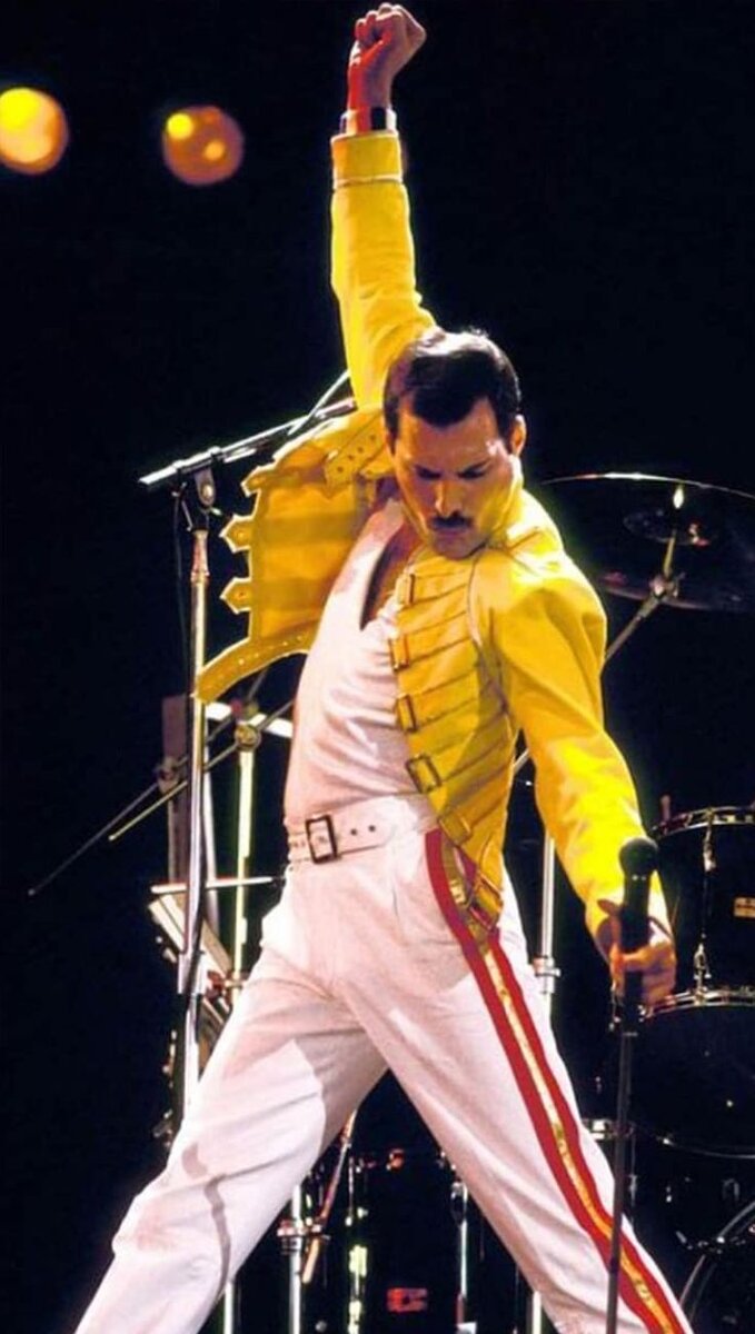 Я уже писал о заимствовании чужого музыкального материала группой Queen в песне "We Will Rock You". И это именно заимствование, не цитирование.