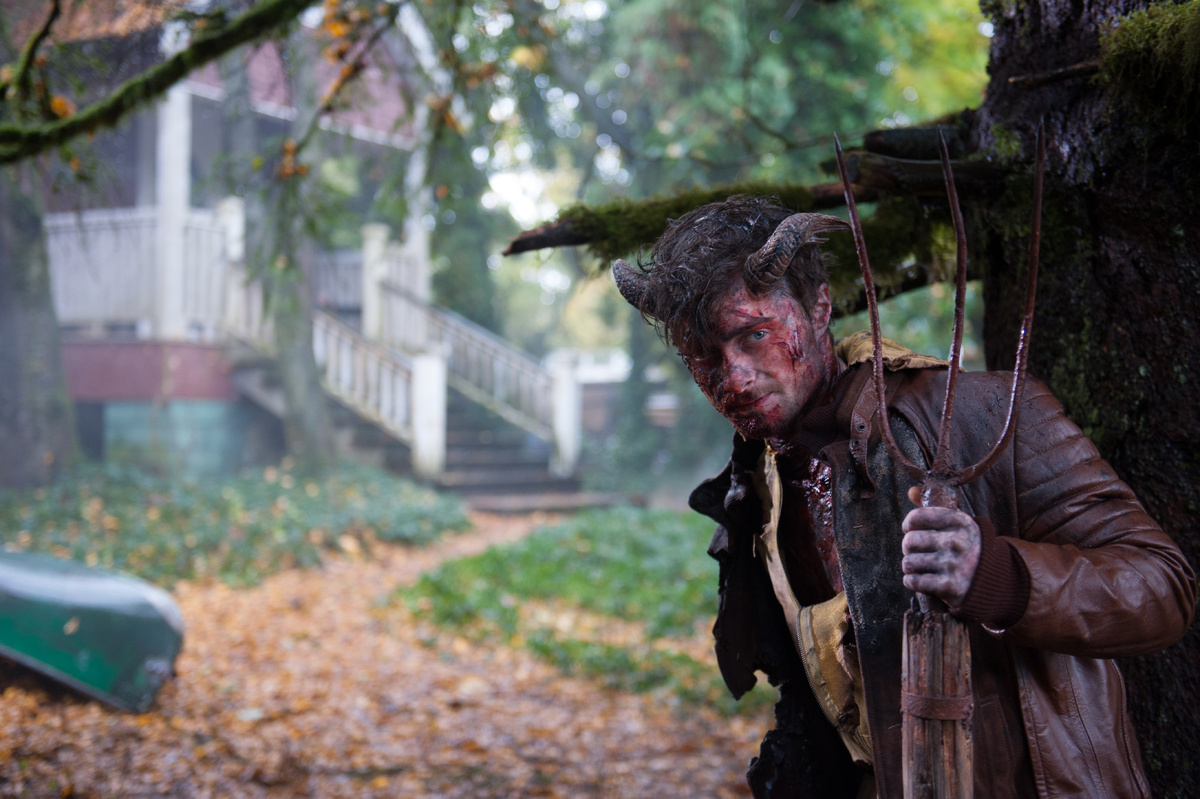 Сюжет : История простого американского парня по имени Иг Перриш, который просыпается рано утром с диким похмельем и обнаруживает, что у него на голове выросли настоящие рога.  Вместе с рогами у героя появляется еще одно дьявольское качество: в присутствии Перриша люди начинают говорить то, что думают на самом деле, и все грязные секреты оказываются на поверхности. 