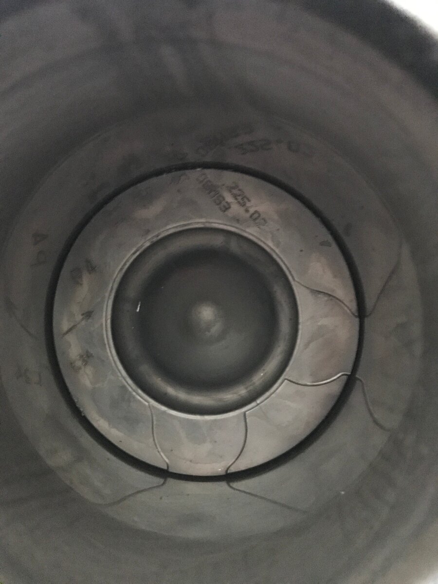 это второй цилиндр, есть трещины в поршне. третий и четвертый выглядят аналогично.