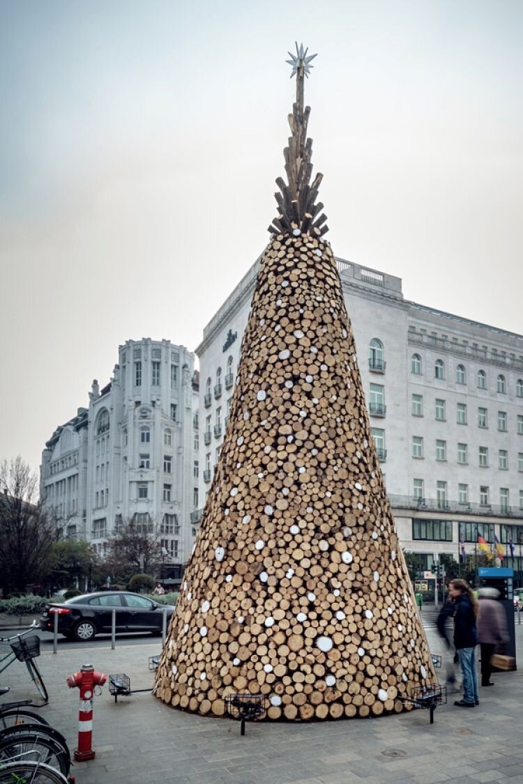 Дизайнерская дровяная ёлка от студии Hello Wood  в Будапеште 