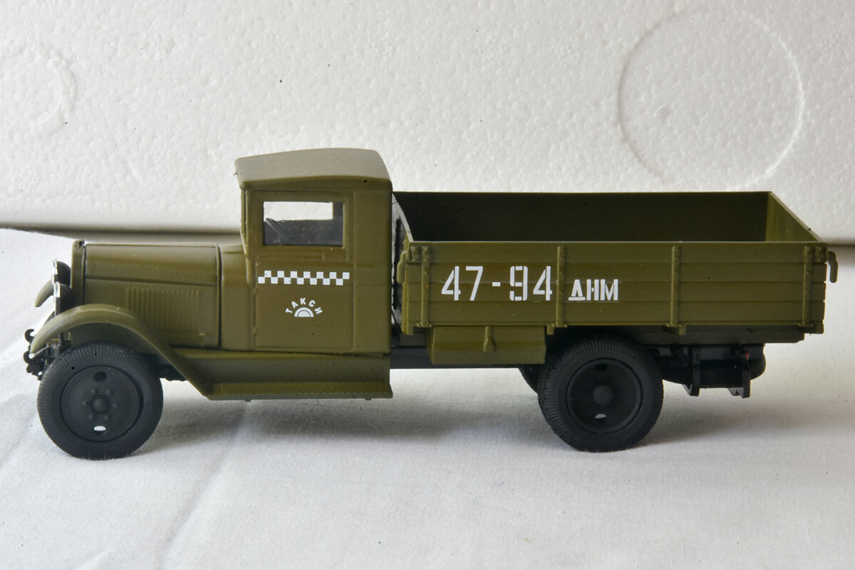 МО от "Наш Автопром"-был коричневым! Остановились на грузовом такси. Перекраска и маркировка, подкрасил задние фары, чтоб более стеклянными стали. Просто, но мне нравится-среди сотен моделей вполне смотрится (видел!)