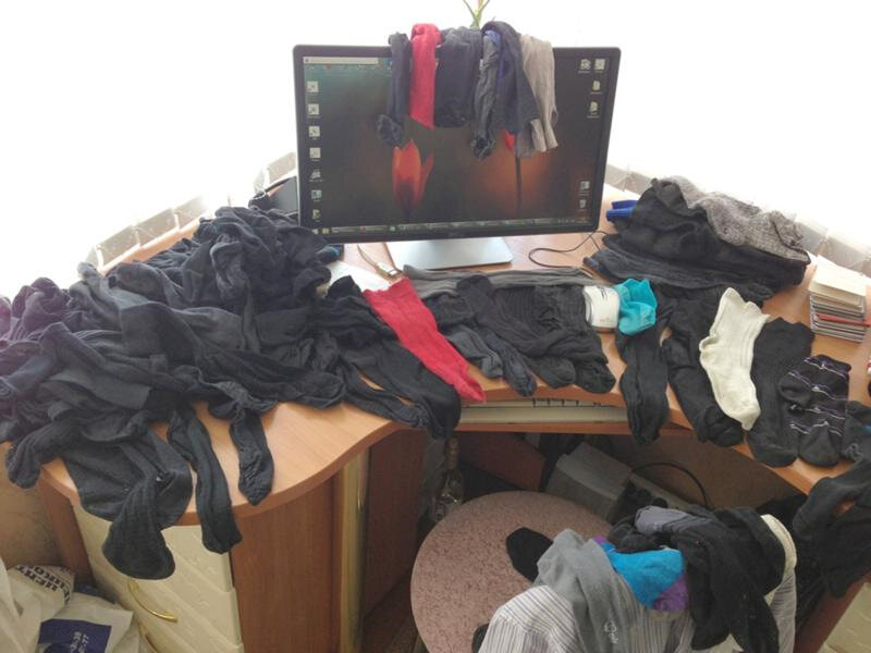 мужчины разбрасывают носки. носки разбросанные по квартире. носки разбросанные по квартире. разбросанные носки. мужчины разбрасывают носки.