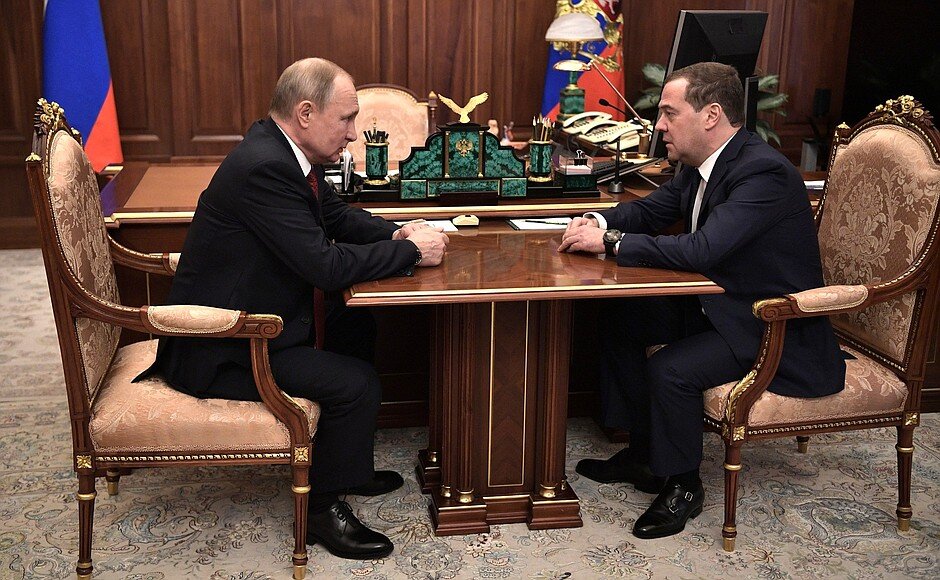 Президент РФ Владимир Путин поручил министрам исполнять обязанности до назначения нового правительства