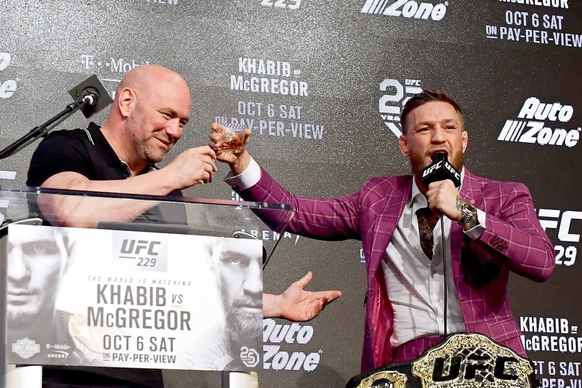 Источник sport-express.ru: Конор Макгрегор и президент UFC Дана Уайт на пресс-конференции перед боем с Хабибом Нурмагомедовым. Фото AFP