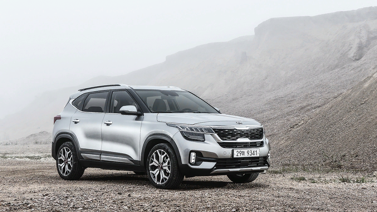 Начнём, правда, с наименее романтичного, зато едва ли не наиболее важного автомобиля 2020 года в России. Корейский бюджетный кроссовер попадёт на наши дороги уже вот-вот, до конца зимы — и, разумеется, сразу в локализованной версии. Пока что объявлена только одна, но весьма показательная цена: 1 349 900 рублей. Это будет переднеприводный Seltos в средней комплектации Luxe, оснащённый вариатором и двухлитровым 150-сильным атмосферником – то есть вариант, на который придётся основной спрос. 
Селтос выходит несколько дороже своего главного конкурента Hyundai Creta. Но в его распоряжении более современная платформа, превосходство в размерах, серьёзно расширенный список оснащения, «гурманское» сочетание 177-сильного турбомотора и «робота» — а также, не в последнюю очередь, куда более интересная внешность. А вот решены ли проблемы с подвеской, выявленные на тесте в Корее, — нам только предстоит узнать.