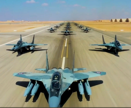 "Слоновья прогулка" На переднем плане МиГ-29 с оборудованием для дозаправки в воздухе.