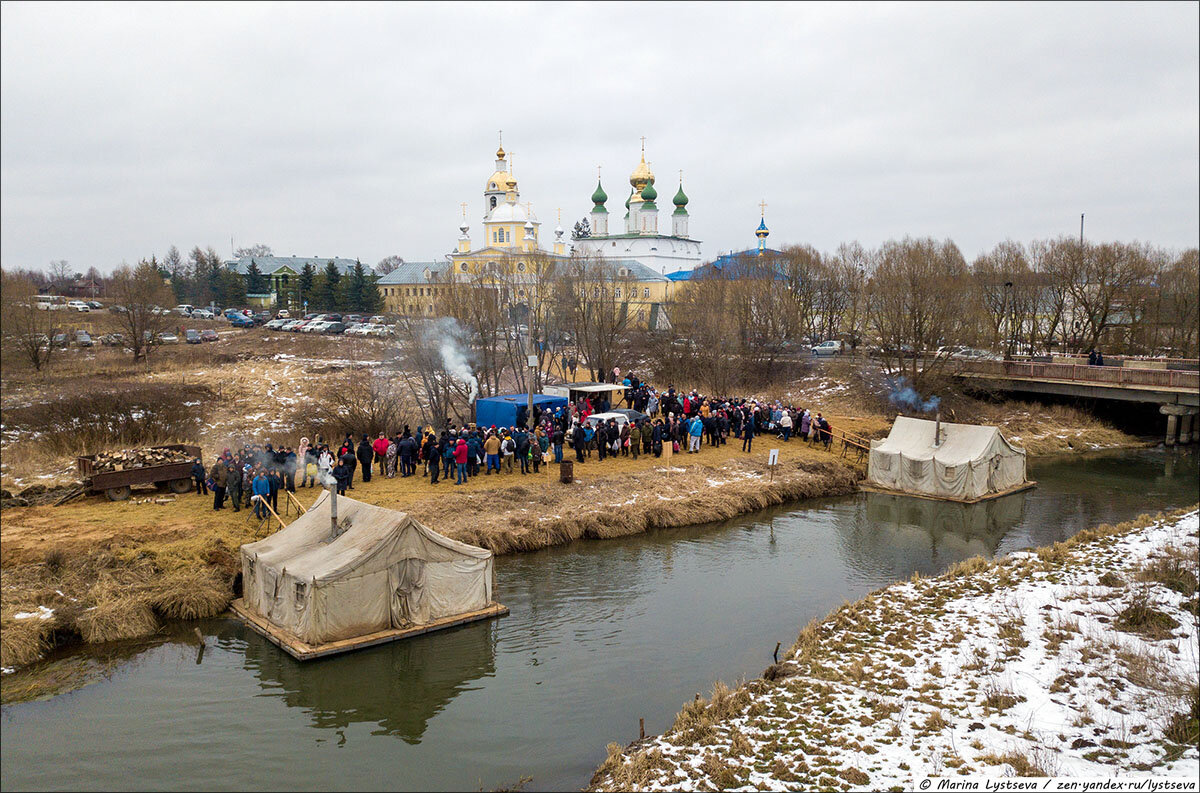 Крещенские купания в Ивановской области: фото очереди к купальням, торговля  | Fotografersha | Дзен