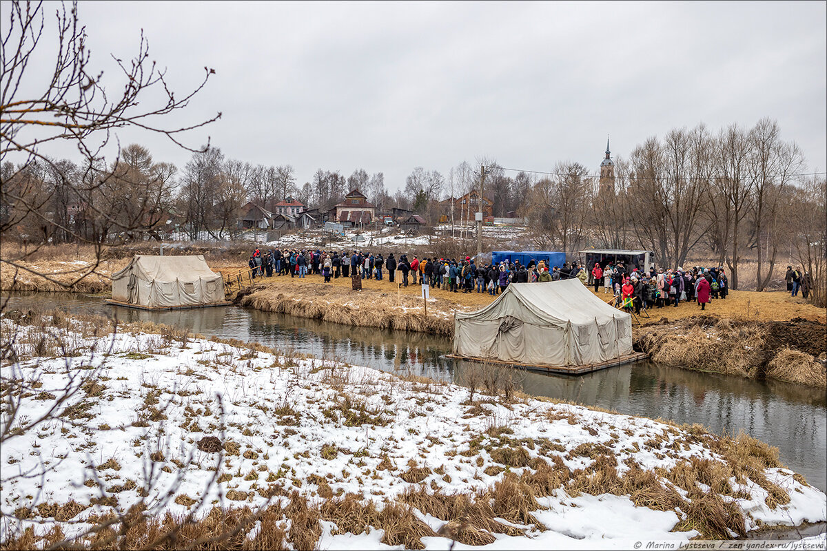 Крещенские купания в Ивановской области: фото очереди к купальням, торговля  | Fotografersha | Дзен