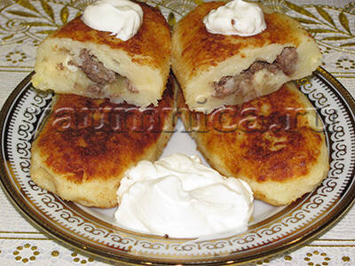 Картофельные пирожки с фаршем на сковороде жареные в масле