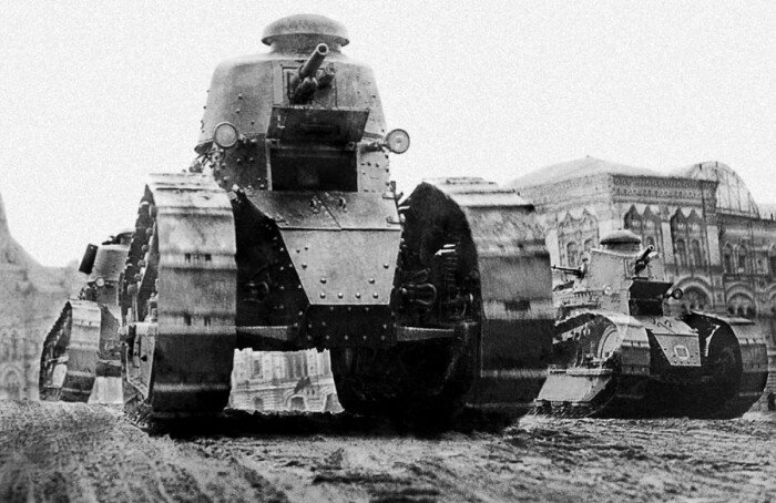 "Отец и сын". Рено-русский(справа) и МС-1(слева)