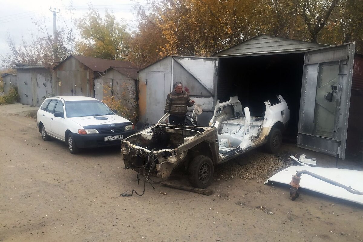 Вот такой авторазбор в гараже в деревне.