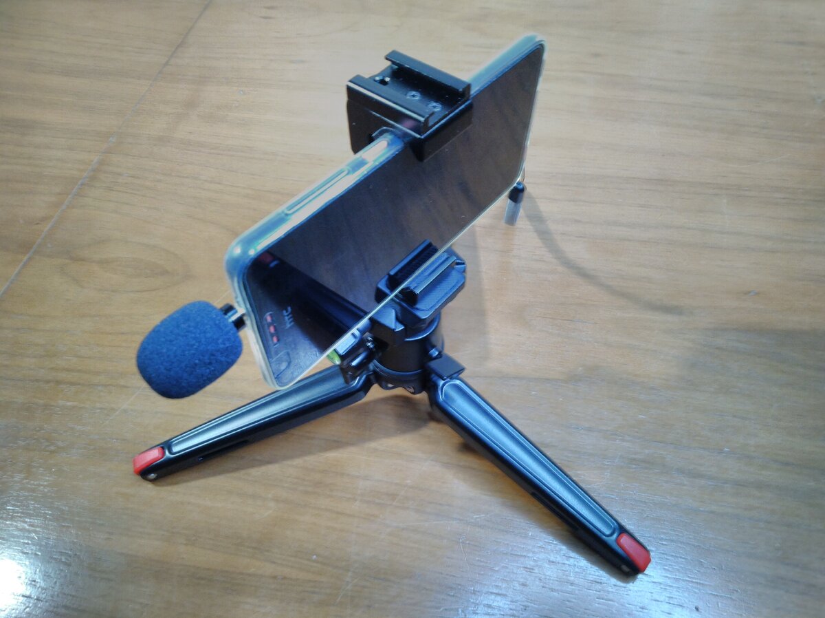 Смартфон, держатель и мини штатив