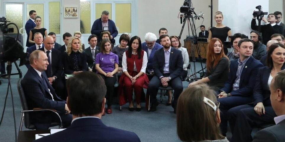 m.123ru.net Фойе ДК Усмани, где Президент встречался с общественниками.