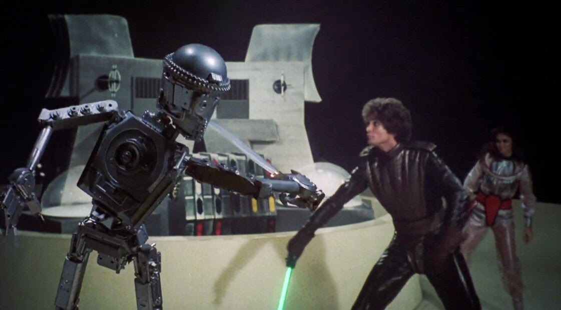 Starcrash был похож на "Звездные  Войны" настолько, насколько позволял (совсем не космический) бюджет.  Картинка с imdb.com. 