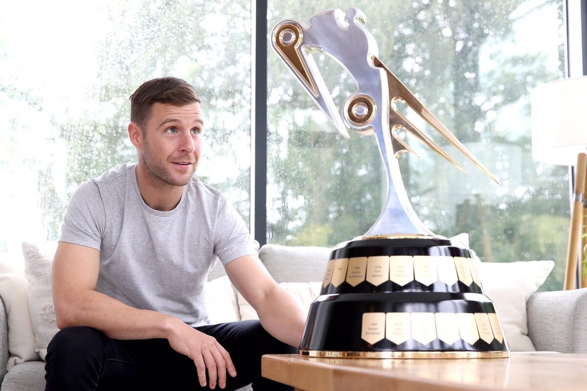 Джонатан Рей с кубком победителя 