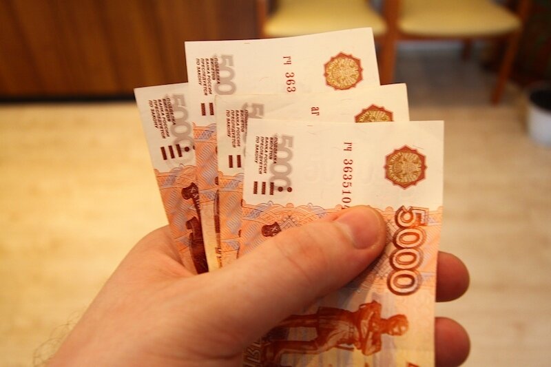 20 Тысяч рублей в руках. Деньги на столе. 15000 Рублей в руках. 15 Тысяч рублей в руках.