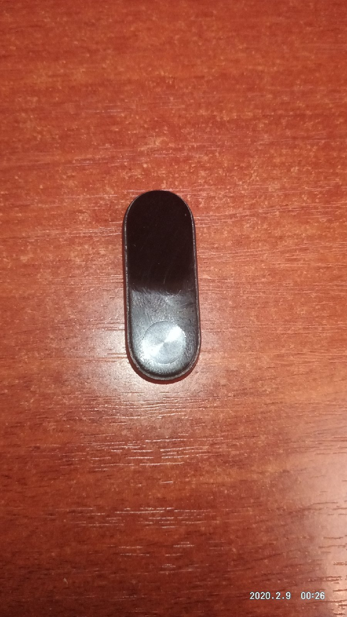 Вид спереди капсулы Me Band 2. 